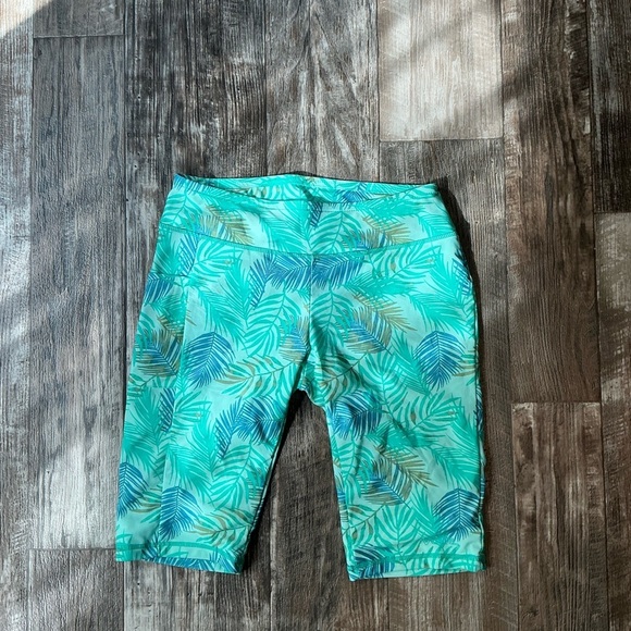 Tropical Leaf Print Sunwear Shorts with UPF 50+ Size Medium - Picture 1 of 7